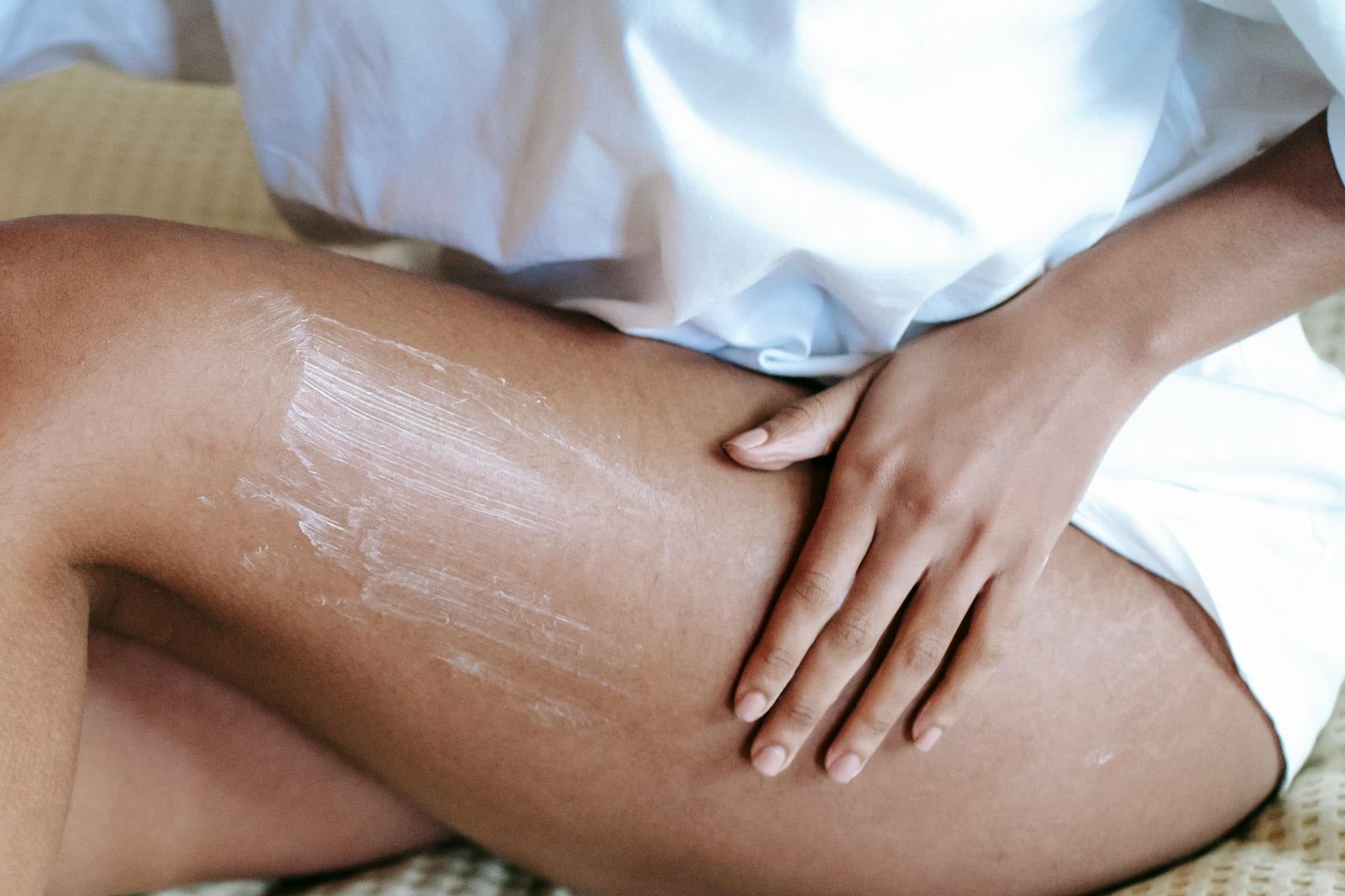 Femme appliquant le Gel Corps Silhouette by S sur ses cuisses, un soin minceur enrichi en actifs naturels qui hydrate, tonifie et aide à réduire l’aspect peau d’orange. Sa formule rapide à pénétration améliore la fermeté et la souplesse de la peau, idéal pour une routine beauté ciblée sur le raffermissement et la silhouette