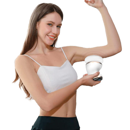 Une jeune femme qui utilise l'appareil Bodysculpte pour modelage et raffermissement de la peau de son bras