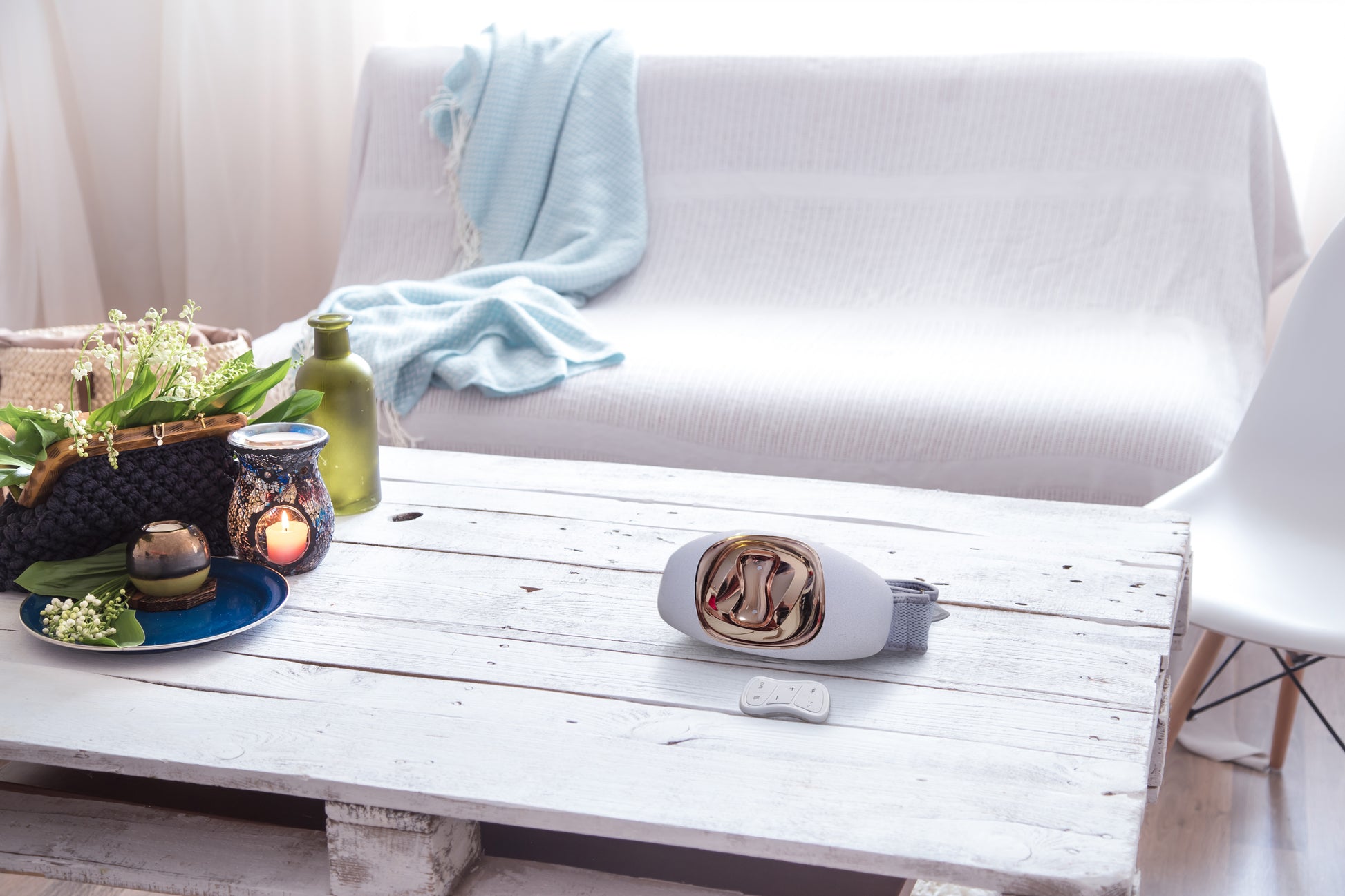 Appareil BodySvelte accompagné du gel corps Silhouette by S, posés sur une table en bois blanc dans un salon.