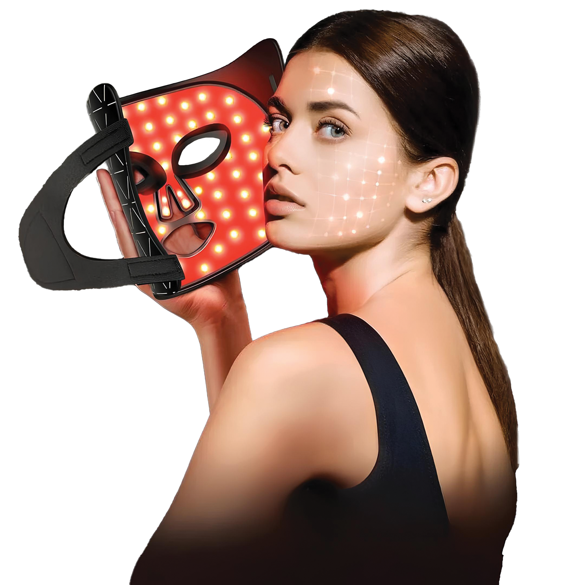 Femme au teint lumineux regardant par-dessus son épaule gauche, tenant le masque de luminothérapie NewFace allumé en rouge près de son visage dans sa main droite, illustrant un soin anti-âge par photobiomodulation et stimulation du collagène