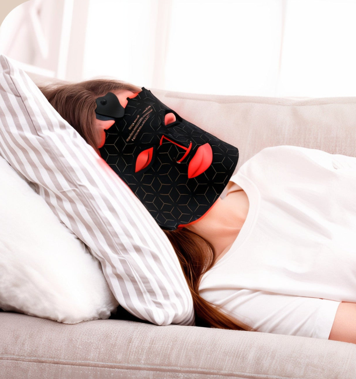 Femme dormant paisiblement sur un fauteuil et portant le masque de luminothérapie NewFace, profitant d’un soin anti-âge apaisant grâce à la lumière LED pour stimuler collagène et réduire rides