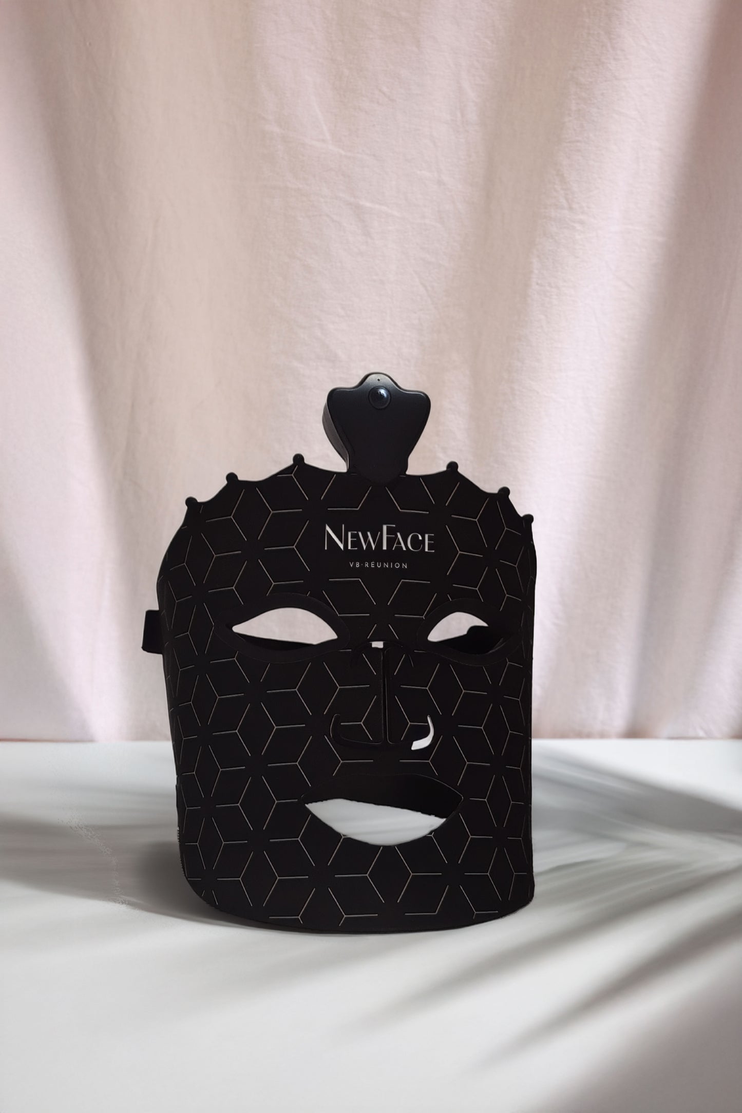 NewFace exposer sur une table blanc